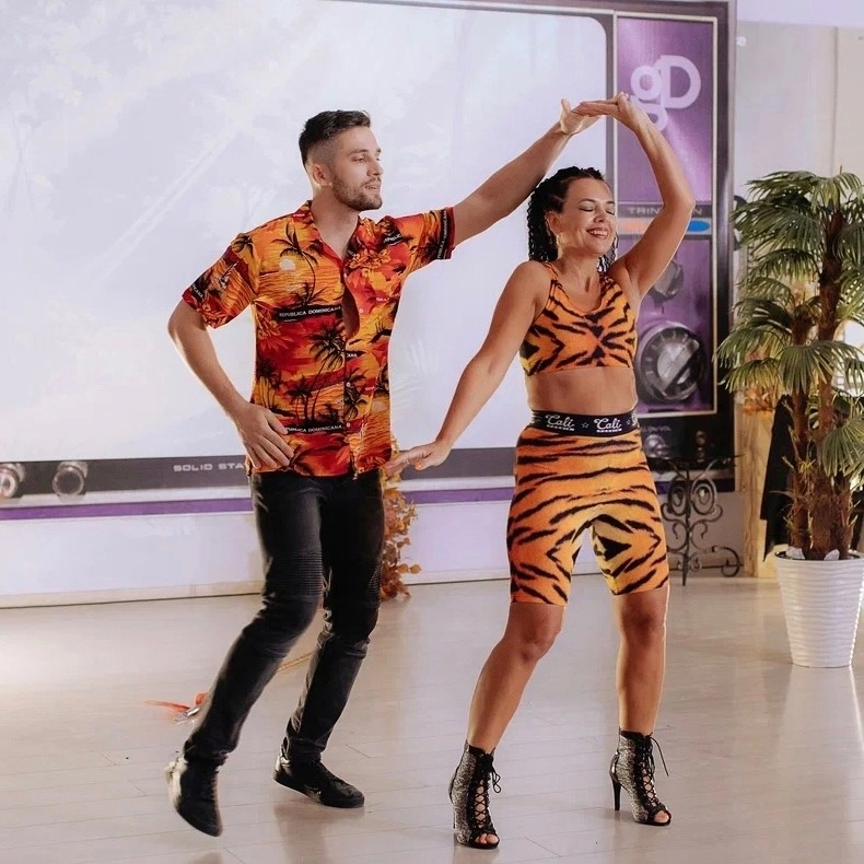 Танцевальный клуб GallaDance Колизей в Перми: Танцы, Зал, Хореография, Школа танцев, Бальные танцы, Растяжка,