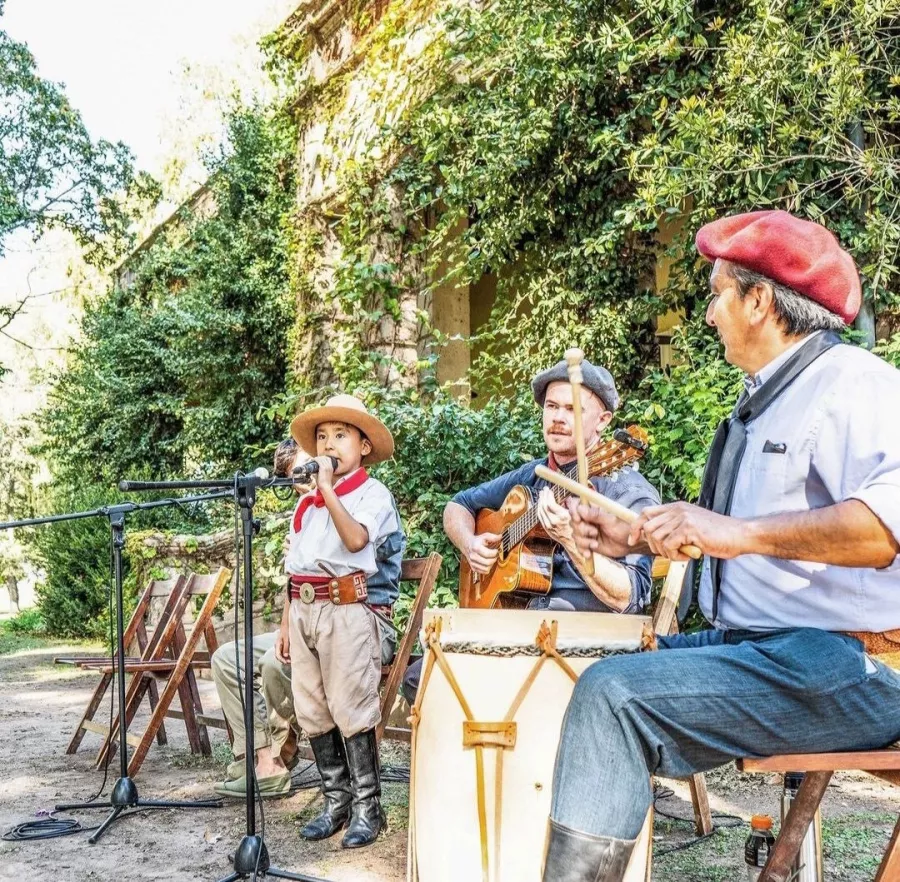 Отель Estancia El Ombú De Areco в Буэнос-Айрес (Аргентина): Ферма, Катание на лощадях, Бассейн, Живая музыка, Hotel, Farm, Horse riding, Swimming pool, Live music, Отель,