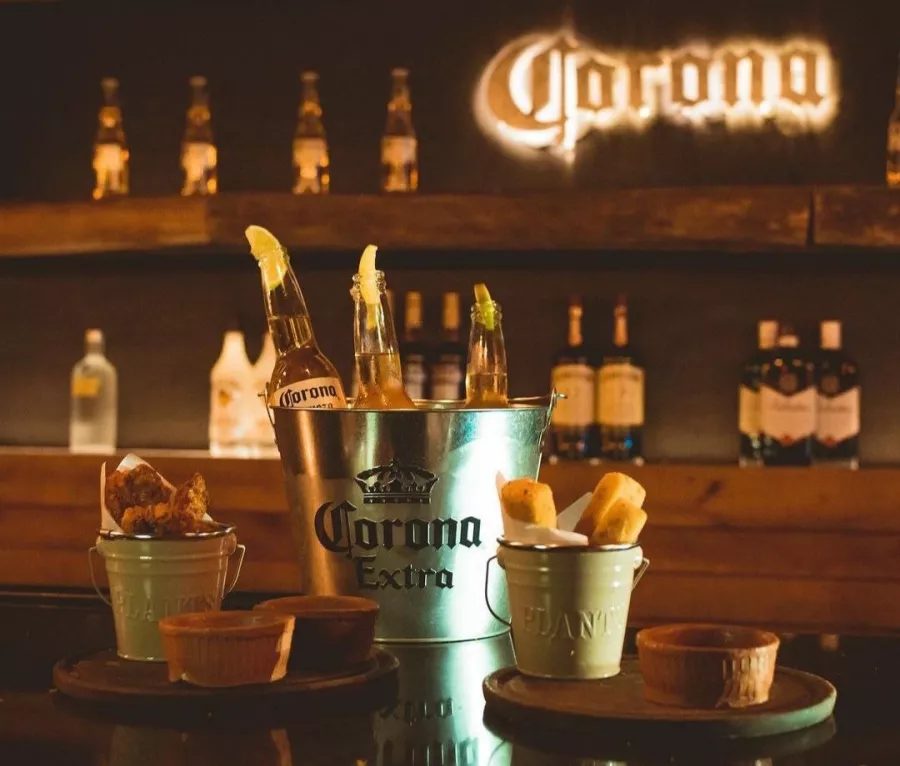 Бар Ride Green Parrot в Буэнос-Айрес (Аргентина): Мода, Живая музыка, Пиво, Бар, Коктейли,