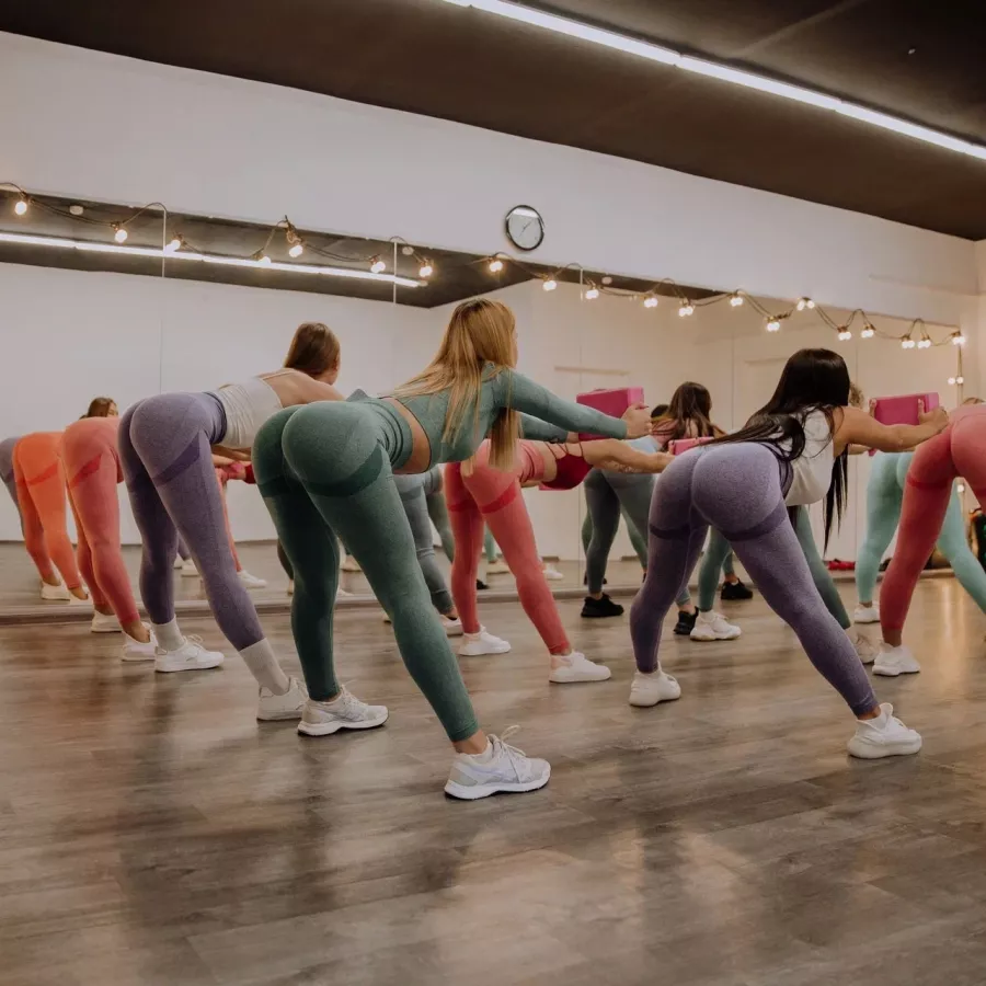 Школа танцев Wi dance studio в Калининграде: Танцы, Зал, Хореография, Школа танцев, Взрослые, Растяжка,