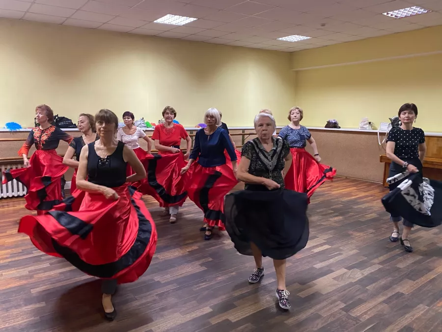 Танцевальный клуб Кенигсберские счастливые коты в Калининграде: Танцы, Зал, Хореография, Школа танцев, Взрослые, Растяжка,