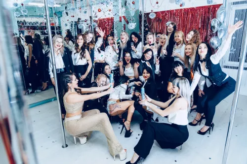 Школа танцев и растяжки Kiwi space pole dance  в  Калининграде