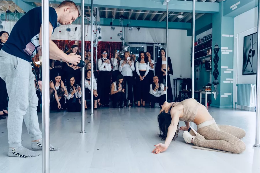 Школа танцев и растяжки Kiwi space pole dance в Калининграде: Танцы, Зал, Хореография, Растяжка, Школа,