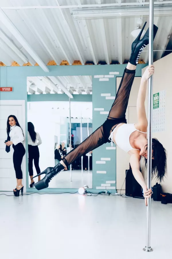Школа танцев и растяжки Kiwi space pole dance в Калининграде: Танцы, Зал, Хореография, Растяжка, Школа,