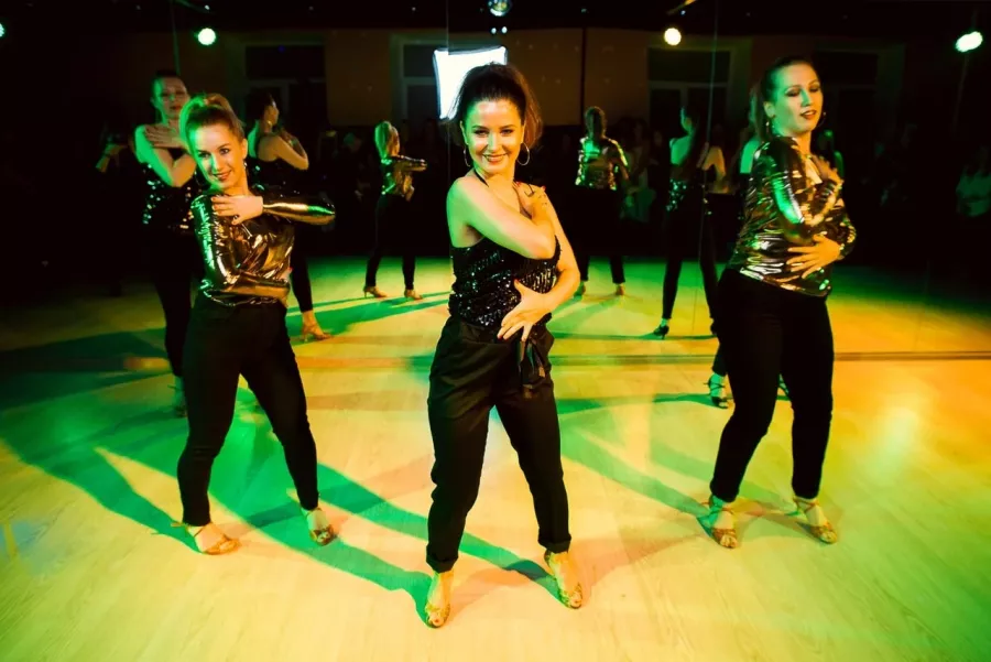 Танцевальная школа Astra Dance в Екатеринбурге: Танцы, Зал, Хореография, Школа танцев, Парные танцы, Растяжка,