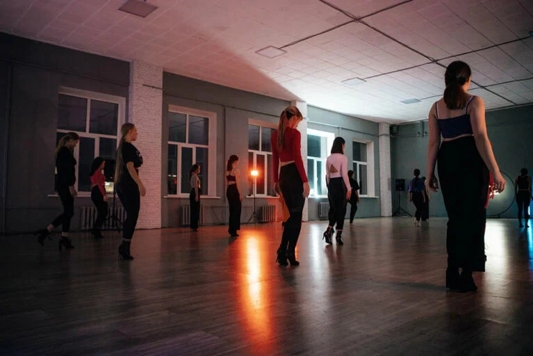 Танцевальная студия Keenly girls dance house в Перми: Взрослым, Танцы, Зал, Хореография, Растяжка, Школа,