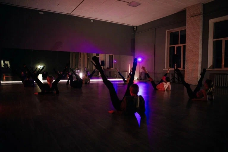 Танцевальная студия Keenly girls dance house в Перми: Взрослым, Танцы, Зал, Хореография, Растяжка, Школа,