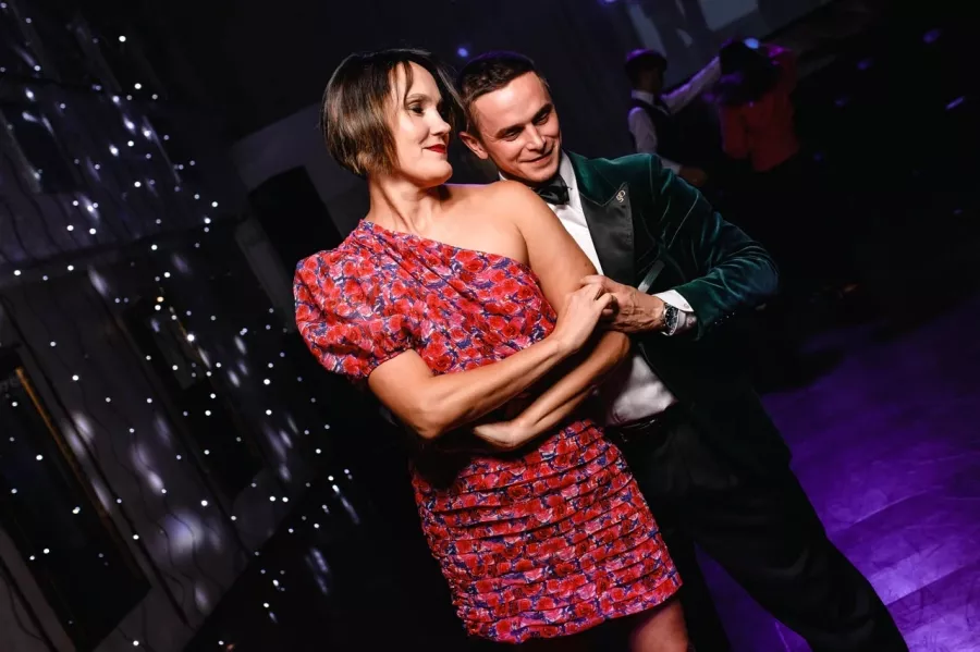 Танцевальный клуб GallaDance в Екатеринбурге: Танцы, Зал, Хореография, Школа танцев, Парные танцы, Растяжка,