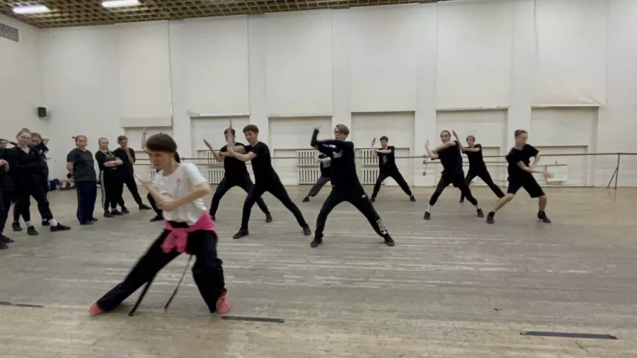 Студия современного танца Апельсин на Старых Большевиков в Екатеринбурге: Танцы, Зал, Хореография, Растяжка, Школа,