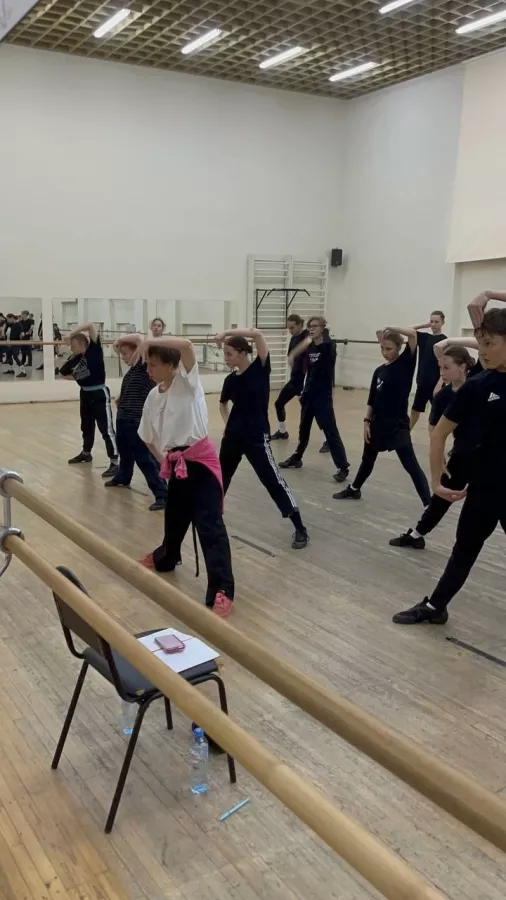 Студия современного танца Апельсин на Старых Большевиков в Екатеринбурге: Танцы, Зал, Хореография, Растяжка, Школа,