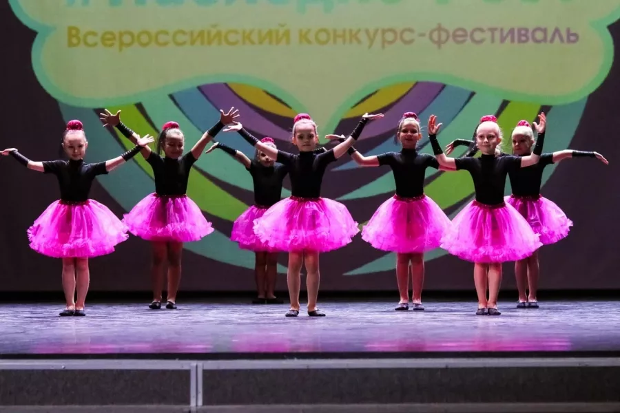 Школа танцев ArtDrive на Начдива Онуфриева в Екатеринбурге: Танцы, Зал, Хореография, Школа танцев, Растяжка, Современный танец,