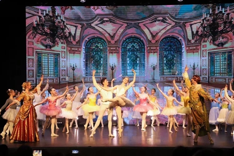 Школа хореографии Триумф на Анатолия Мехренцевой в Екатеринбурге: Танцы, Зал, Хореография, Балет, Растяжка, Школа,