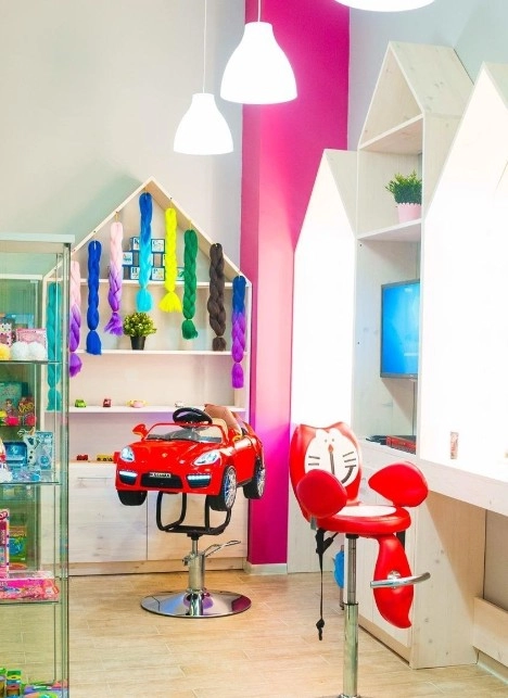 Парикмахерская Family Beauty Club в Красной Поляне: Детская стрижка, Плетение кос, Стрижка бороды, Женская стрижка, Гель-лак, Мужская стрижка,