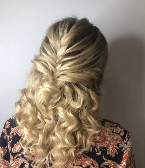 Парикмахерская Family Beauty Club в Красной Поляне: Детская стрижка, Плетение кос, Стрижка бороды, Женская стрижка, Гель-лак, Мужская стрижка,