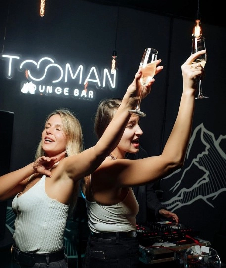 Лаундж-бар Tooman в Красной Поляне: Летняя терраса, Wi-Fi, Бары, Оплата картой, Заказ навынос, Наличный расчёт,