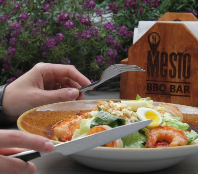 Кафе Mesto BBQ Bar в Красной Поляне: Стейк-хаус, Винная карта, Бургеры, Завтрак, Детское меню, Заказ столиков,