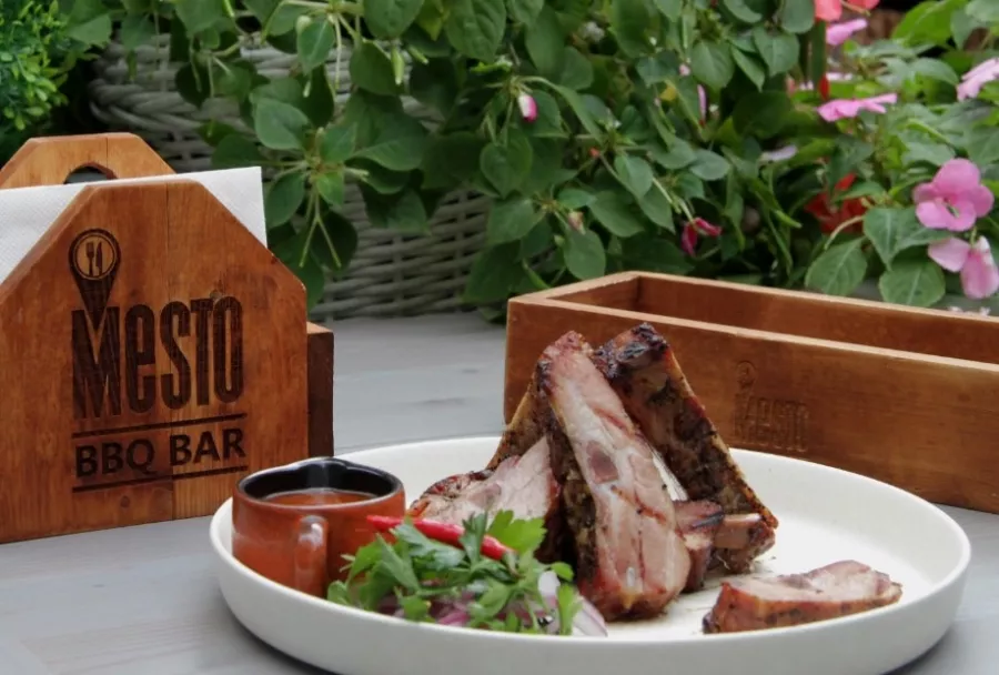Кафе Mesto BBQ Bar в Красной Поляне: Стейк-хаус, Винная карта, Бургеры, Завтрак, Детское меню, Заказ столиков,