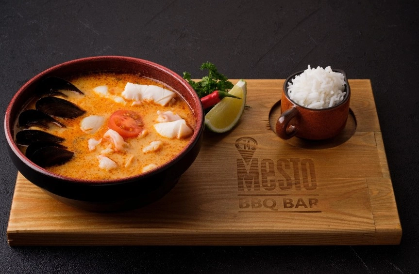 Кафе Mesto BBQ Bar в Красной Поляне: Стейк-хаус, Винная карта, Бургеры, Завтрак, Детское меню, Заказ столиков,