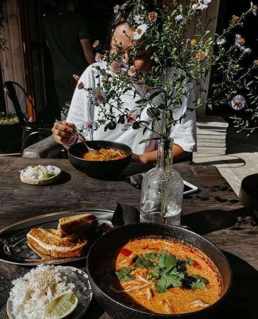 Кафе Ровесники в Красной Поляне: Лапша wok, Том-Ям, Фалафель, Панорамный вид, Завтрак, Азиатская кухня,