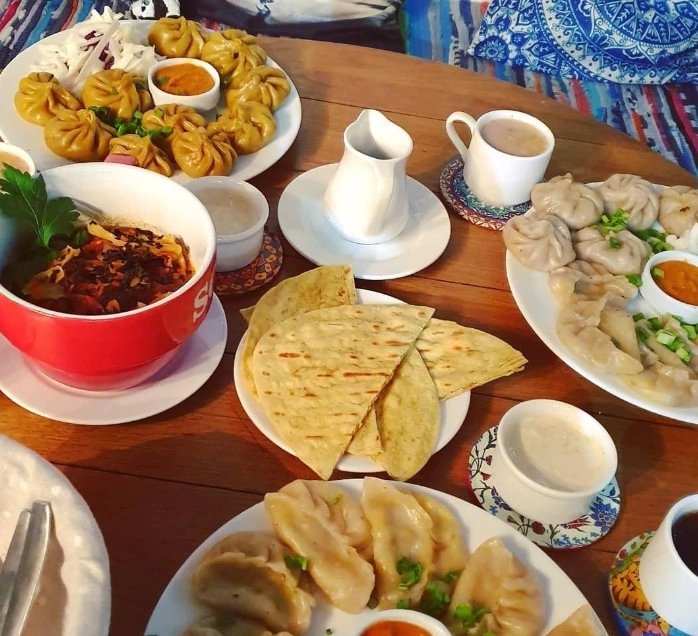 Кафе Мамочка момо в Красной Поляне: Буузные, Китайская кухня, Бизнес-ланч, Детская комната, Постное меню, Заказ столиков,