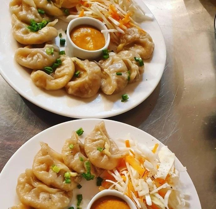 Кафе Мамочка момо в Красной Поляне: Буузные, Китайская кухня, Бизнес-ланч, Детская комната, Постное меню, Заказ столиков,