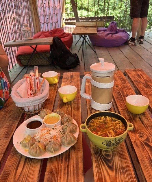 Кафе Мамочка момо в Красной Поляне: Буузные, Китайская кухня, Бизнес-ланч, Детская комната, Постное меню, Заказ столиков,