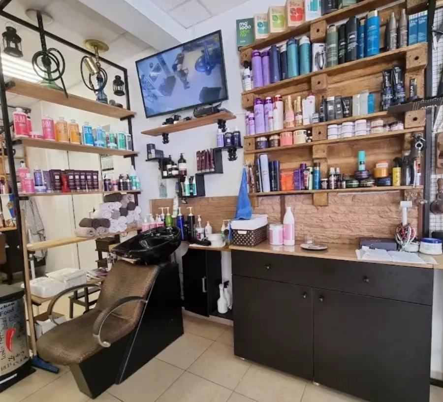 Салон Coiffeur в Красной Поляне: Детская стрижка, Биозавивка, Стрижка бороды, Афрокудри, Женская стрижка, Мужская стрижка,