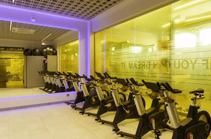 Тренажёрный зал Delos sport в Адлере: Аэробика, Отдельный женский зал, Персональный тренер, Йога, Аквааэробика, Фитнес-бар, Развиваться, Фитнес,
