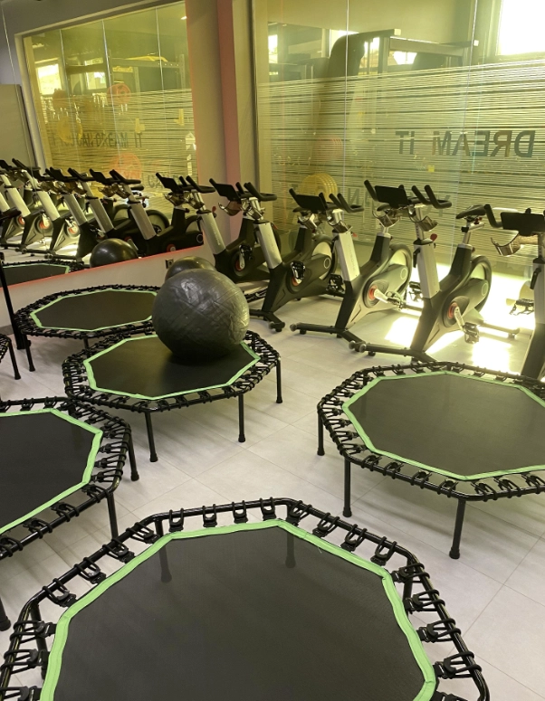 Тренажёрный зал Delos sport в Адлере: Аэробика, Отдельный женский зал, Персональный тренер, Йога, Аквааэробика, Фитнес-бар, Развиваться, Фитнес,