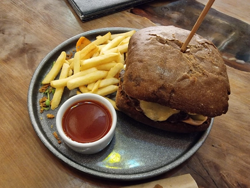 Ирландский паб Harats Irish Pub в Красной Поляне: Ирландский паб, Винная карта, Авторская кухня, Постное меню, Заказ навынос, Заказ столиков,