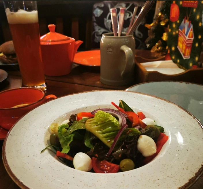 Ирландский паб Harats Irish Pub в Красной Поляне: Ирландский паб, Винная карта, Авторская кухня, Постное меню, Заказ навынос, Заказ столиков,