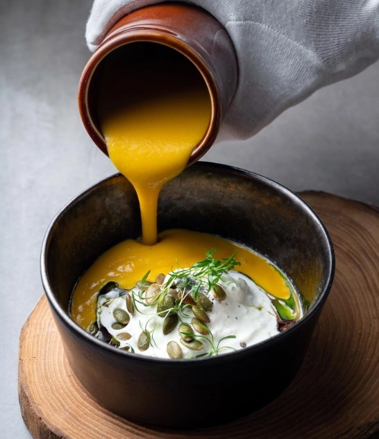 Ресторан Мёд kitchen&bar в Красной Поляне: Винный ресторан, Живая музыка, Авторская кухня, Заказ навынос, Завтрак,