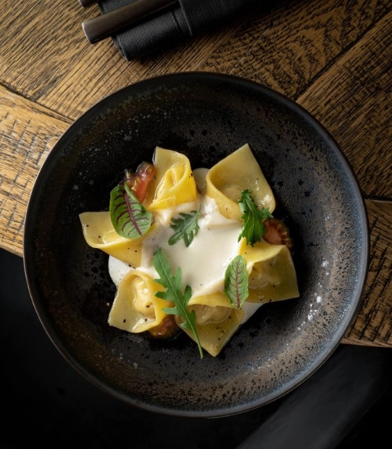 Ресторан Мёд kitchen&bar в Красной Поляне: Винный ресторан, Живая музыка, Авторская кухня, Заказ навынос, Завтрак,