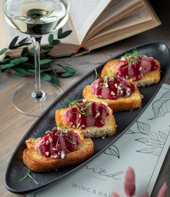 Ресторан Мёд kitchen&bar в Красной Поляне: Винный ресторан, Живая музыка, Авторская кухня, Заказ навынос, Завтрак,