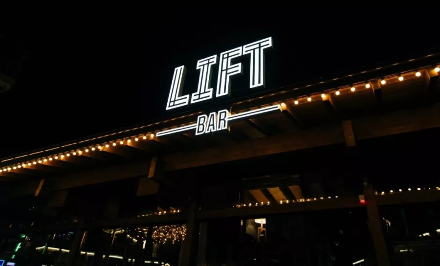 Бар Lift в Красной Поляне: Винный бар, Живая музыка, Панорамный вид, Заказ столиков, Винная карта,
