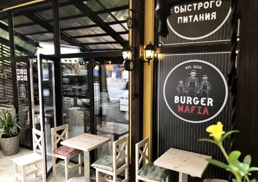 Ресторан Бургер мафия в Красной Поляне: Бургерные, Заказ навынос, Столики на улице, Летняя терраса,