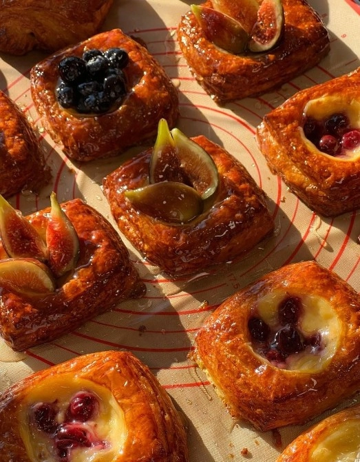 Быстрое питание Vinogrados Pastry в Красной Поляне: Летняя терраса, Кондитерская, Торты, Заказ навынос, Сэндвичи, Завтрак,