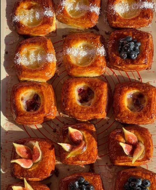 Быстрое питание Vinogrados Pastry в Красной Поляне: Летняя терраса, Кондитерская, Торты, Заказ навынос, Сэндвичи, Завтрак,