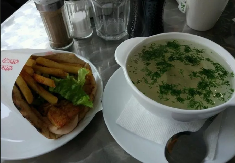Кафе Greco Megusto в Красной Поляне: Заказ навынос, Летняя терраса, Сувлаки, Салаты, Шаурма,