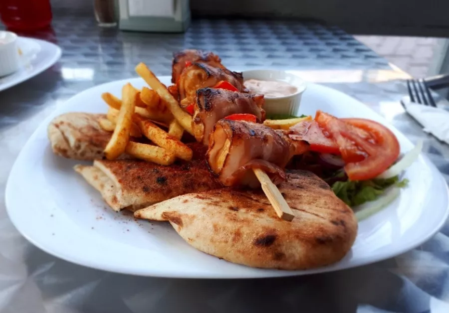 Кафе Greco Megusto в Красной Поляне: Заказ навынос, Летняя терраса, Сувлаки, Салаты, Шаурма,