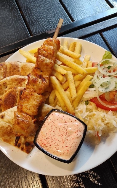 Кафе Greco Megusto в Красной Поляне: Заказ навынос, Летняя терраса, Сувлаки, Салаты, Шаурма,