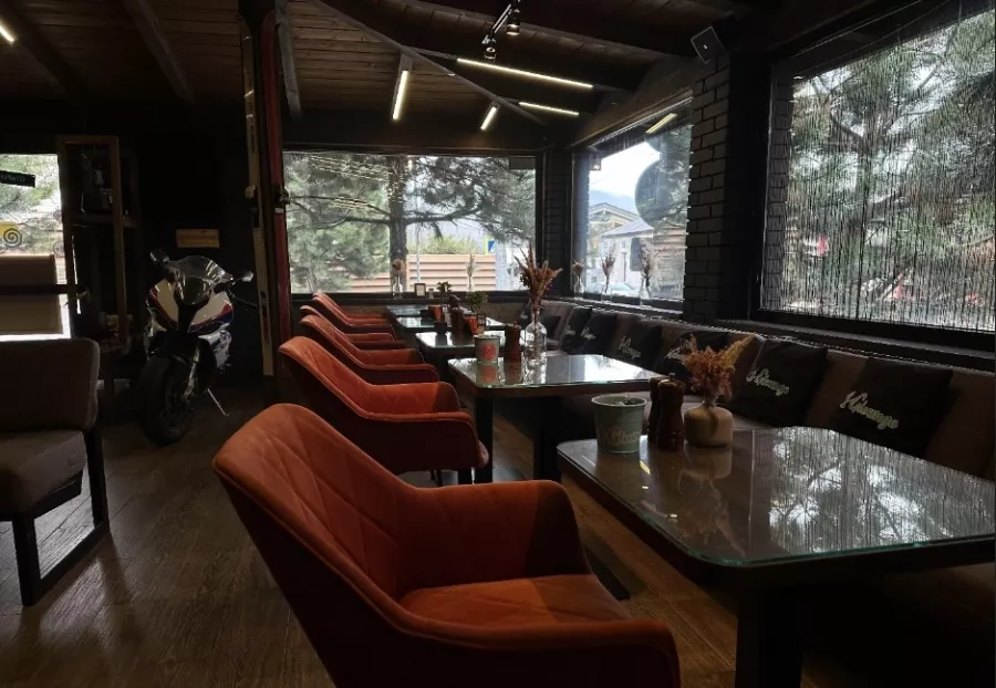 Кафе Glounge в Красной Поляне: Заказ навынос, Панорамный вид, Японская кухня, Завтрак, Заказ столиков,