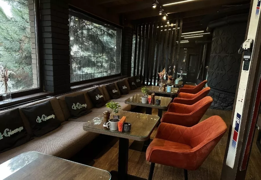Кафе Glounge в Красной Поляне: Заказ навынос, Панорамный вид, Японская кухня, Завтрак, Заказ столиков,