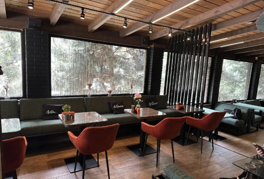 Кафе Glounge в Красной Поляне: Заказ навынос, Панорамный вид, Японская кухня, Завтрак, Заказ столиков,