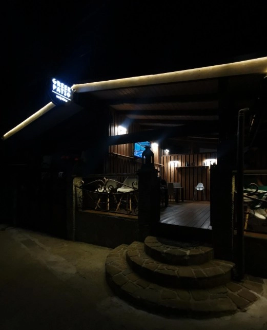 Кафе Greek patio в Красной Поляне: Летняя терраса, Винная карта, Заказ столиков, Заказ навынос, Завтрак,