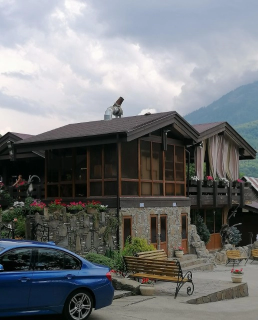 Кафе Greek patio в Красной Поляне: Летняя терраса, Винная карта, Заказ столиков, Заказ навынос, Завтрак,