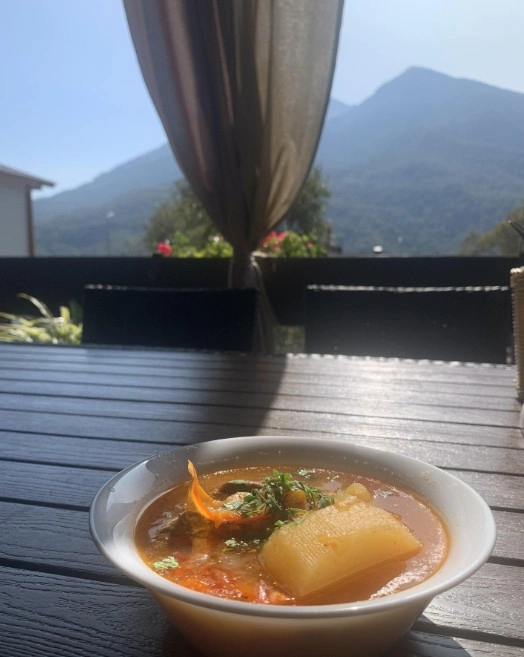 Кафе Greek patio в Красной Поляне: Летняя терраса, Винная карта, Заказ столиков, Заказ навынос, Завтрак,