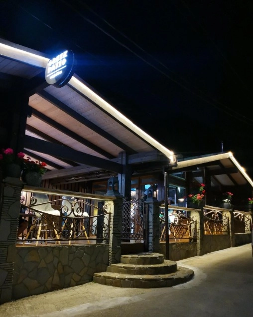 Кафе Greek patio в Красной Поляне: Летняя терраса, Винная карта, Заказ столиков, Заказ навынос, Завтрак,