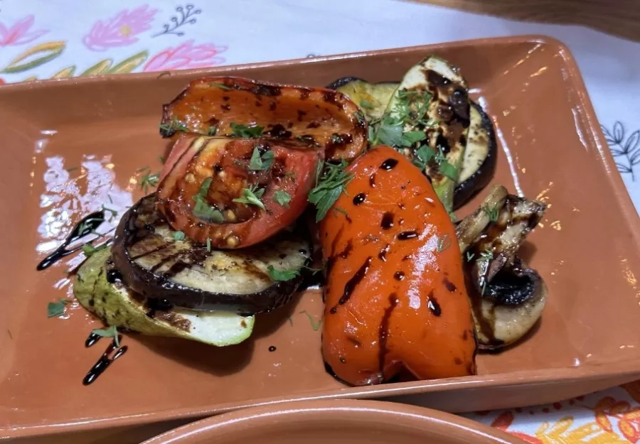 Кафе Гуляш-бар в Красной Поляне: Сербская кухня, Постное меню, Заказ навынос, Завтрак, Заказ столиков,