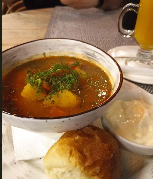 Кафе Гуляш-бар в Красной Поляне: Сербская кухня, Постное меню, Заказ навынос, Завтрак, Заказ столиков,